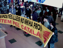Pancarta 'Amb aquestes lleis no n'hi ha prou. Lluitem pel català'