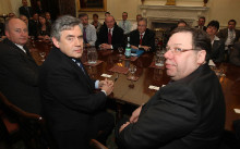 El primer ministre britànic, Gordon Brown, i l'irlandès, Brian Cowen, a la taula de negociació al Hillsborough Castle, prop de Belfast. Al fons, el primer ministre nord-irlandès, Peter Robinson, i el vice-primer ministre, Martin McGuiness.