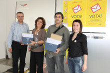 Membres de la Plataforma Lleida Decideix, mostren un miler de votacions anticipades