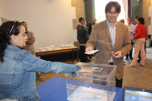 Carles Puigdemont votant a Girona © M. Estarriola