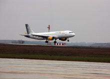 Un avió aterrant a l'Aeroport de Lleida-Alguaire