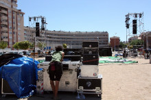 Un tècnic de so equalitzant a l'Espai Hort del Barceloní, on tot està gairebé a punt per acollir l'espectacle inaugural de FiraTàrrega 2010
