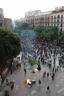 batalla campal, barcelona, mossos, antisistema
