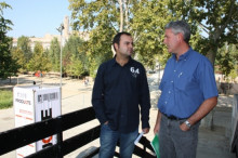 D'esquerra a dreta: el coordinador territorial de Lleida d'Unió de Pagesos, Josep Cabré, i el responsable nacional de fruita dolça d'Unió de Pagesos, Raül Sales