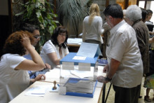 votacions, mesa, eleccions, 28N, paperetes, elector