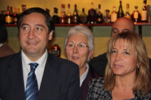El secretari general d'UDC, Josep Maria Pelegrí, i la vicepresidenta portaveu del partit, Joana Ortega, durant el tradicional esmorzar de Nadal que ofereix el partit als mitjans de comunicació.