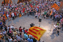 La plaça del Vi de Girona, davant l'ajuntament, s'ha omplert de persones a favor del model educatiu català © ACN