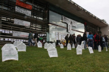 Els estudiants de la UdG han recreat un cementiri per simbolitzar la mort de l'educació pública