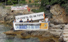 Diverses associacions pengen pancartes reivindicatives davall la piscina de Pedro J. Ramirez.