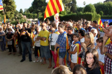 Centenars de persones s'han concentrat davant del Parlament per reclamar la independència de Catalunya.