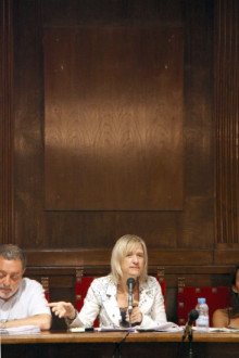 L'alcaldessa d'Esplugues, Pilar Díaz, presideix el darrer ple municipal, aquest dijous. Sobre seu, l'espai que ocupava la imatge de Joan Carles de Borbó roman buit.