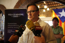 L'alcalde de Vic, Josep Maria Vila d'Abadal, durant la reunió que ha realitzat a Cassà de la Selva (Gironès).