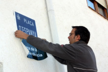 El moment del canvi de placa de la plaça d'Espanya pel de la Independència a Tàrrega.