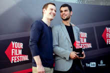 El manresà David Victori amb l'actor Michael Fassbender, representant del jurat del Your Film Festival, durant la cerimònia de visionat i entrega de premis.