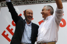 El secretari general del PSOE; Alfredo Pérez Rubalcaba, i el primer secretari del PSC, Pere Navarro, saluden als assistents a la Festa de la Rosa.