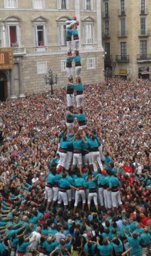 Torre de 9 amb folre i manilles dels Castellers de Vilafranca © P.Ortiz