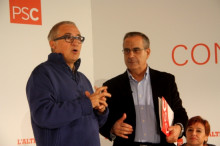 Xavier Sardà, al costat de l'exminstre Celestino Corbacho, ha intervingut a la darrera part de l'acte en suport al PSC