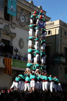L'enxaneta dels Castellers de Vilafranca fent l'aleta a un inèdit 7 de 9 amb folre durant la diada de Tots Sants.