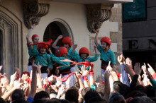 La canalla dels Castellers de Vilafranca celebrant que han descarregat el 7 de 9 amb folre.