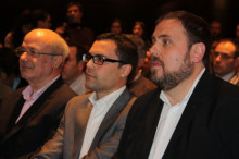 Oriol Junqueras al costat del cap de llista d'ERC per Girona, Roger Torrent, i del filòsof Josep Maria Terricabras, que tanca la llista dels republicans per la circumscripció gironina