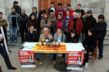 Imatge de la roda de premsa celebrada al davant de l'Ajuntament de Tarragona on s'han denunciat les càrregues policials, amb la mare del menor ferit asseguda (al centre de la imatge).