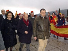 La filla del dictador, presidenta de la Fundación Francisco Franco a l'esquerra de la imatge el novembre de 2005