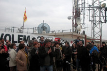Protesta del passat desembre davant el repetidor de TV3 a la serra de Perenxisa, Torrent (País Valencià), per demanar que no s'aturessin les emissions de la televisió pública catalana.