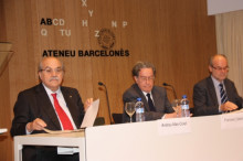 El conseller d'Economia i Coneixement en funcions, Andreu Mas-Colell, en primer terme, seguit de l'autor del llibre, l'economista Francesc Cabana, i de l'exconseller d'Economia i Finances, Antoni Castells