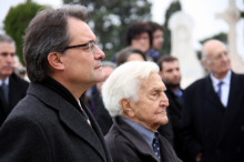 El president de la Generalitat, Artur Mas, amb el nét de Francesc Macià, Antoni Peyrí, que s'assembla molt al seu avi, durant l'homenatge al president republicà.