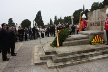 Dirigents d'ERC, amb Oriol Junqueras al capdavant, davant de la tomba de Francesc Macià