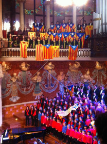 Palau ple d'estelades i crits d'independència, independència