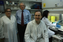 Felipe García, Teresa Gallart i Josep Maria Gatell han presentat la vacuna terapèutica aquest dimecres a l'Hospital Clínic.