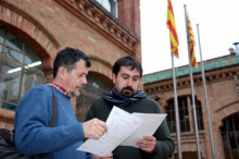 L'alcalde de Celrà, Dani Cornellà, i el tinent d'alcalde, Gerard Fernández, repassant la documentació que els va arribar a finals d'any del Jutjat Contenciós número 1 de Girona.