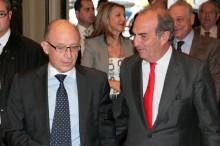 El ministre d'Hisenda, Cristobal Montoro, amb Gay de Montellà, President de Foment del Treball. Darrera la delegada del Govern espanyol, Maria de los Llanos de Luna