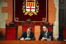 El president de la Generalitat, Artur Mas, ha estat el primer en signar en el nou llibre d'honor de l'Ajuntament de Manresa