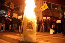 Els manifestants han cremat una 'falla' d'un sobre amb fotos de Rajoy i Bárcenas