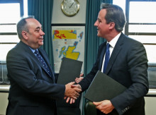 El primer ministre d'Escòcia, Alex Salmond, i el primer ministre britànic, David Cameron, es donen la mà després de signar l'acord del referèndum el mes d'octubre