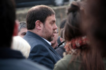 Oriol Junqueras parla amb els treballadors de Power Controls, després que aquest dijous l'empresa els hagi traslladat la intenció de tancar la planta a Sant Vicenç de Castellet.
