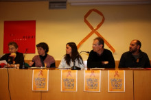Els diversos representants d'algunes de les entitats i organitzacions que s'han adherit a la campanya 'Enllaçats per la llengua'.