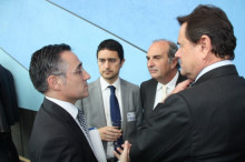L'eurodiputat de CiU Ramon Tremosa conversa amb el director de l'Institut Català del Sòl, Damià Calvet, el president del Port de Barcelona, Sixte Cambra, i el president de Foment del Treball i vicepresident de la CEOE, Joaquim Gay de Montellà, al Parlamen
