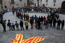 Mésde 200 persones s'han entrellçat simbòlicament a la plaça del Rei de Barcelona aquest dissabte a la tarda en defensa del català.