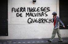 Un home passa per davant d'una pintada que diu 'Fora anglesos de les Malvines'