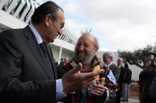 L'expresident de la Diputació de Castelló, Carlos Fabra, saluda a l'artista Juan Ripollés, autor del projecte de la polèmica estàtua de Fabra que s'ubicarà en els accessos a l'aeròdrom. La infraestructura es va inaugurar al març pendent dels permisos de n