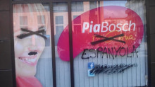 Algunes de les pintades que han aparegut aquest dissabte a la façana de la seu del grup municipal del PSC a Girona.
