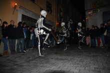 Milers de visitants s'han aplegat als carrers de Verges per gaudir de la 'Dansa de la Mort'.