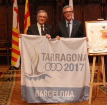 L'alcalde de Tarragona, Josep Fèlix Ballesteros, lliura a l'alcalde de Barcelona, Xavier Trias, la bandera dels Jocs Mediterranis Tarragona 2017