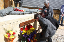 Acte d'homenatge a les víctimes de la repressió franquista a Tarragona en què s'han dipositat flors al monument de la fossa comú del cementiri.
