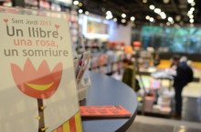 Un llibre, una rosa, un sonriure i una estelada