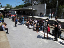 Protesta dels estudiants de la UAB a la parada de FGC.