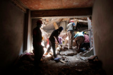 Els equips de rescat treballen en l'edifici esfondrat a Dhaka.